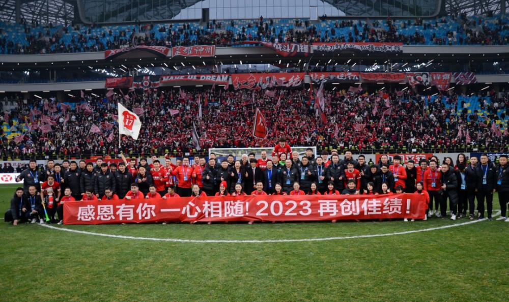 险胜首场状态出色，勇士观众沸腾！，Uzi重返赛场引发球迷热议
